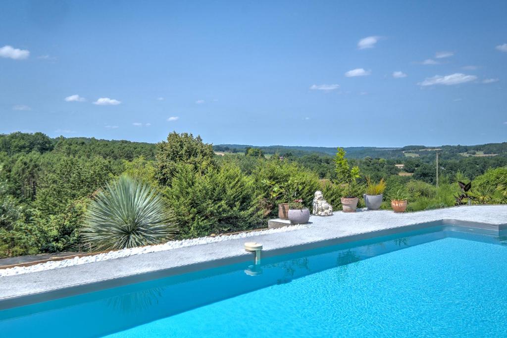 une piscine avec vue sur les montagnes dans l'établissement Chez Mimi, à Saint-Pierre-de-Chignac