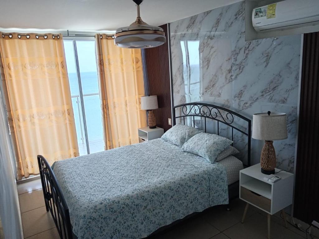 una camera con un letto e una grande finestra di El Palmar Beach Residences 901 Beach Front View a Las Palmeras