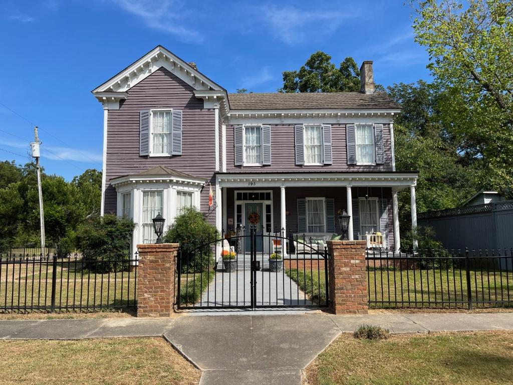 una casa con una puerta de hierro forjado negro en The Wynne House Inn, en Holly Springs