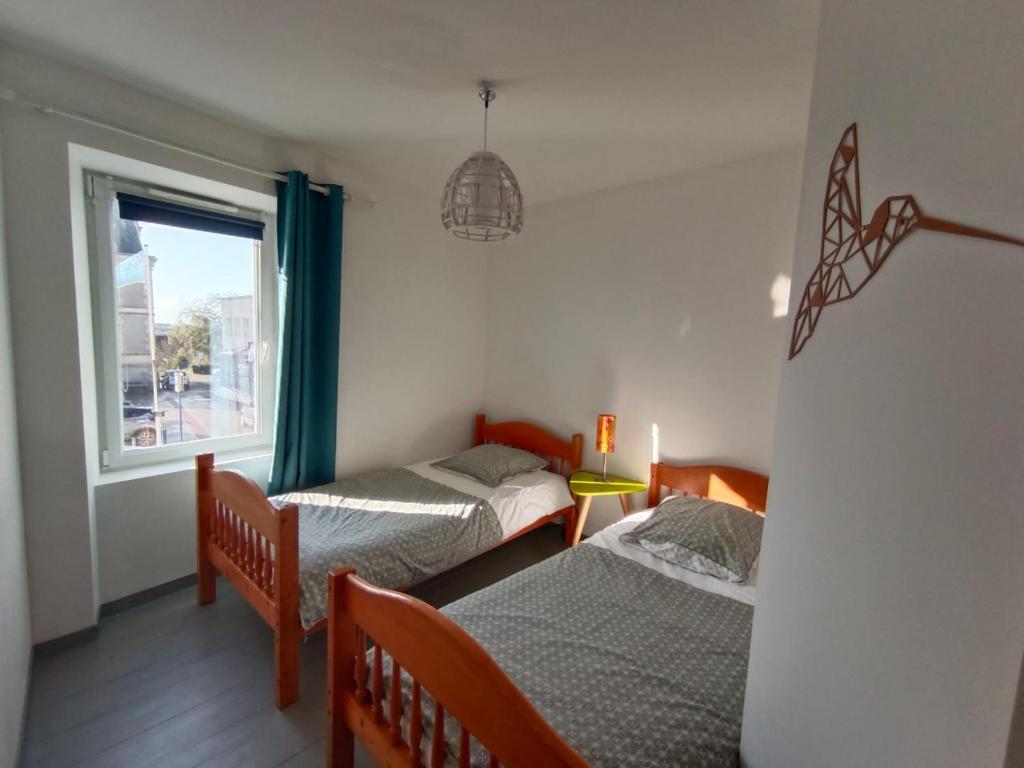 バルヌヴィル・カルトゥレにあるLa Patelleの窓のある部屋にベッドが2つある