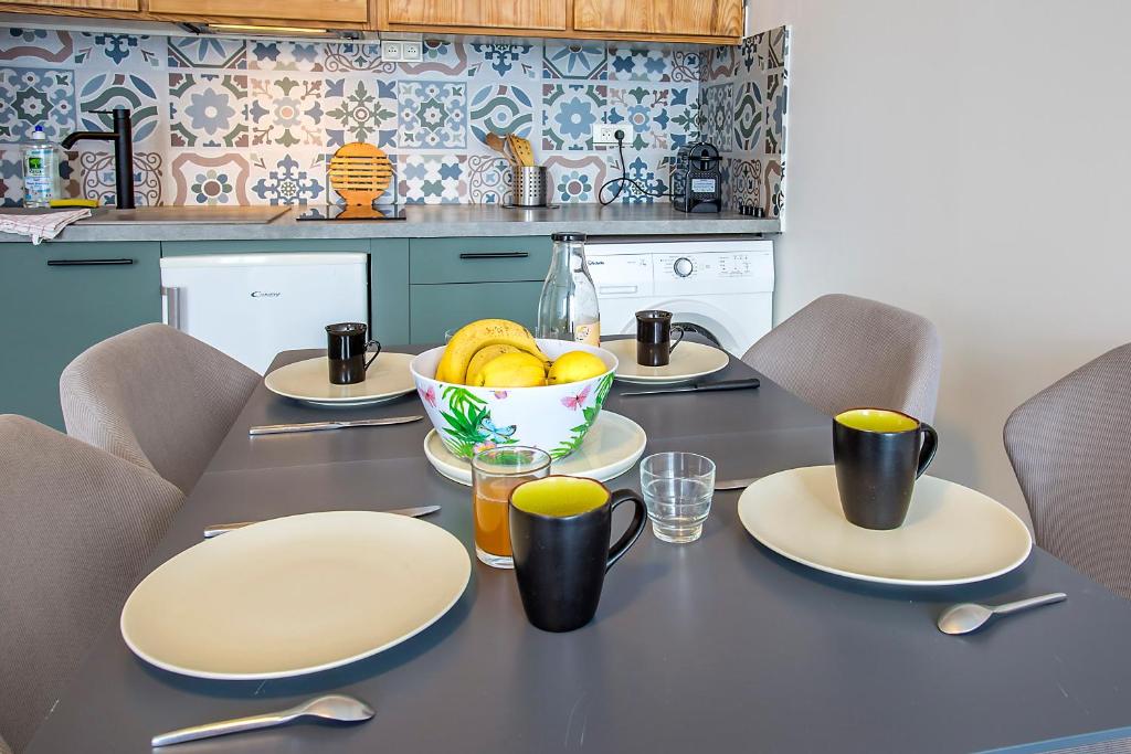 - une table à manger avec un bol de fruits dans l'établissement Centre ville- Proche gare, à Angoulême
