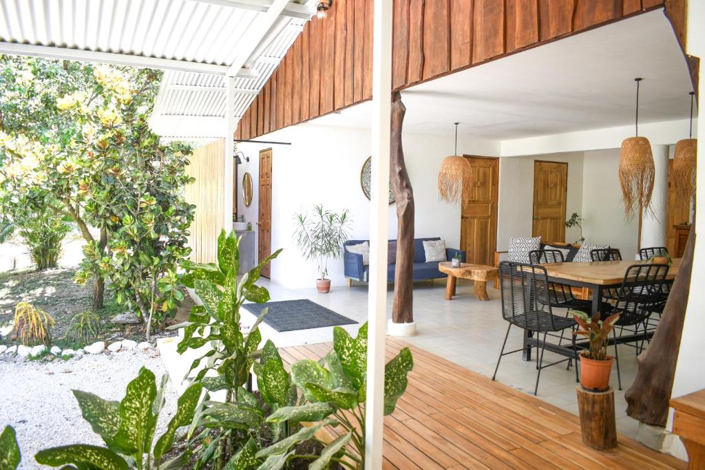 een woonkamer en eetkamer met een tafel bij Cuatro Vientos Lodge & Apartments in Santa Teresa Beach
