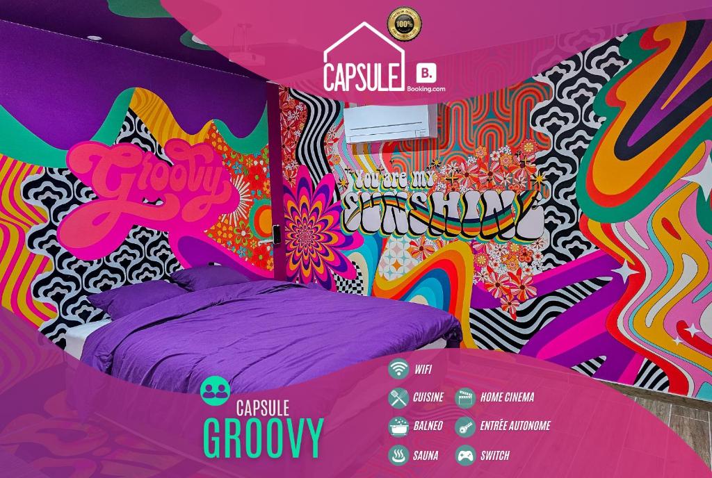 1 dormitorio con un mural colorido en la pared en Capsule Groovy-Jacuzzi-Sauna-Billard-Netflix- Nintendo Switch & Jeux, en Mons