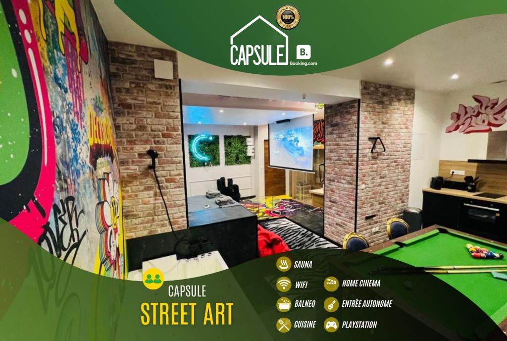 pokój ze stołem bilardowym w pokoju w obiekcie Capsule Street Art - Sauna- Jacuzzi - Playstation 5 - Billard - Netflix - Home cinéma - Terrasse w mieście Douai