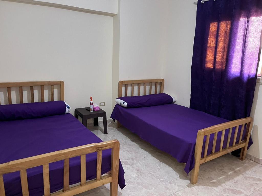 Postel nebo postele na pokoji v ubytování Taher's family -by bed- "no Egyptians"