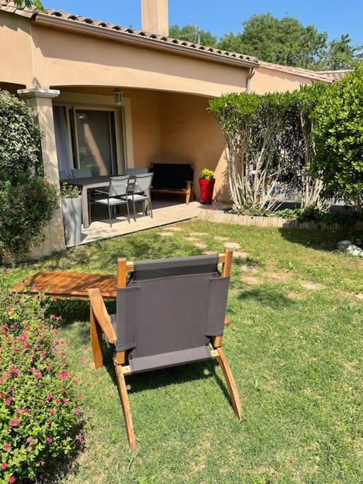 une chaise assise dans la cour d'une maison dans l'établissement Chez Francis & Valérie, à Villegailhenc