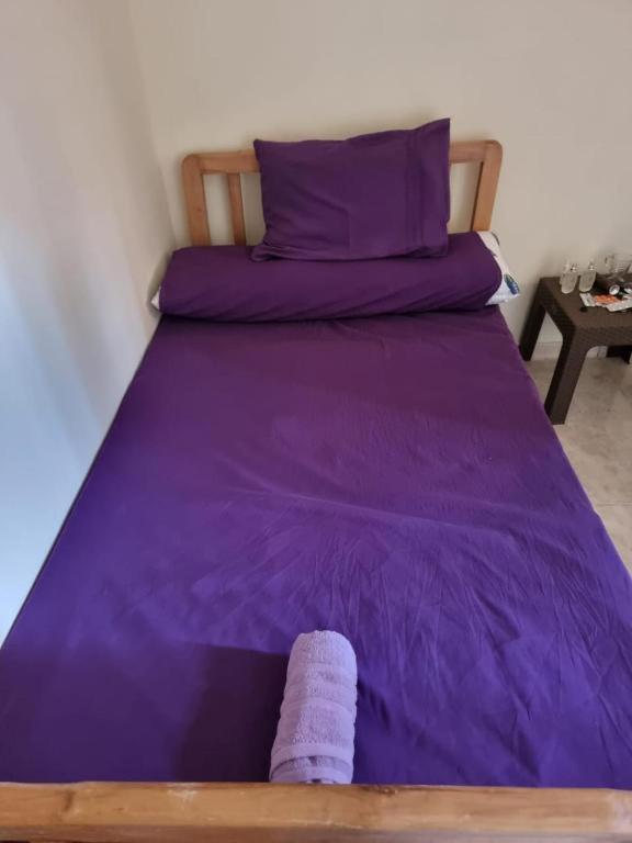 Postel nebo postele na pokoji v ubytování Taher's family -by bed- "no Egyptians"