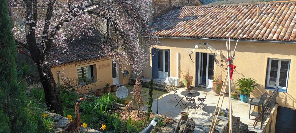 Κήπος έξω από το maison MON REVE