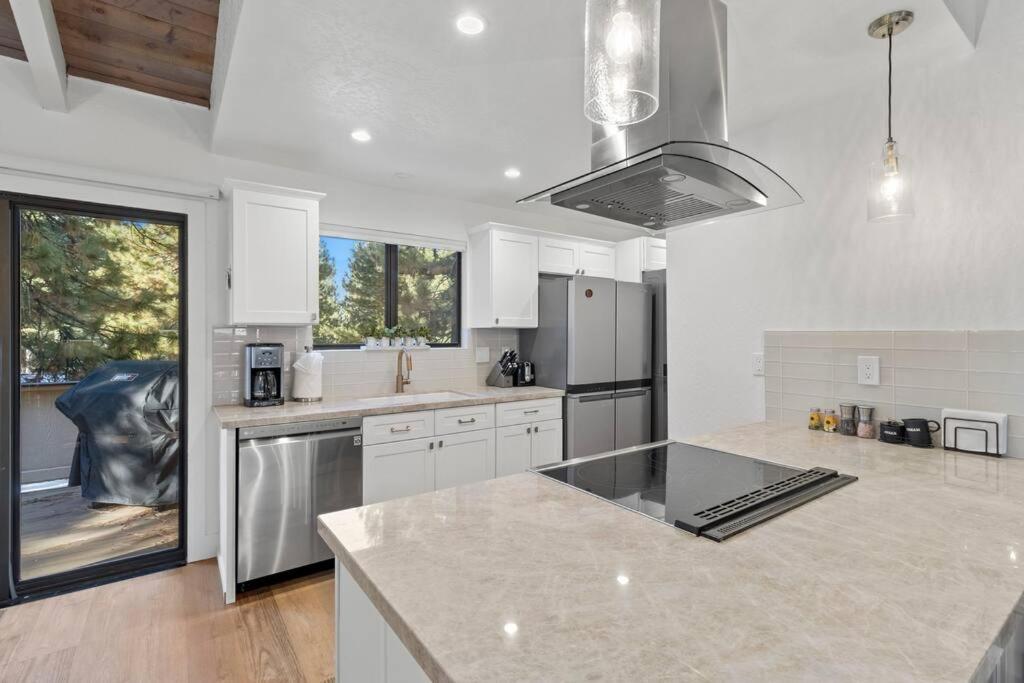 Kuchyň nebo kuchyňský kout v ubytování Fun & Air Conditioned Lake Tahoe 3 BR/2.5 BA Home