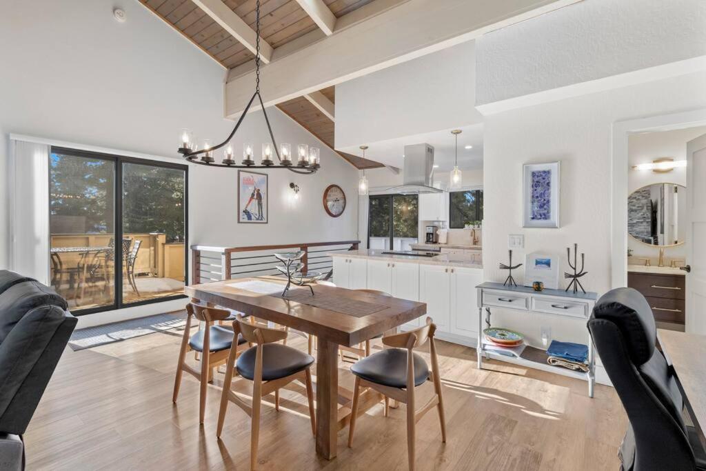 Posezení v ubytování Fun & Air Conditioned Lake Tahoe 3 BR/2.5 BA Home