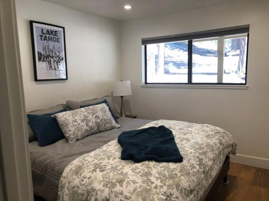 Postel nebo postele na pokoji v ubytování Fun & Air Conditioned Lake Tahoe 3 BR/2.5 BA Home