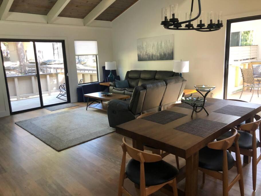 Posezení v ubytování Fun & Air Conditioned Lake Tahoe 3 BR/2.5 BA Home