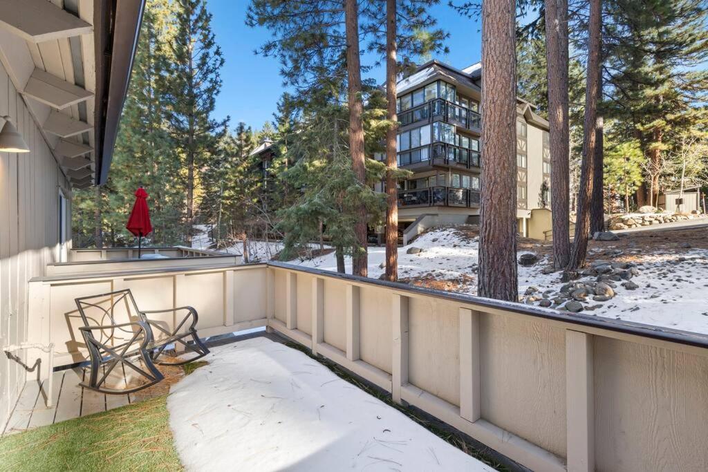 Balkón nebo terasa v ubytování Fun & Air Conditioned Lake Tahoe 3 BR/2.5 BA Home