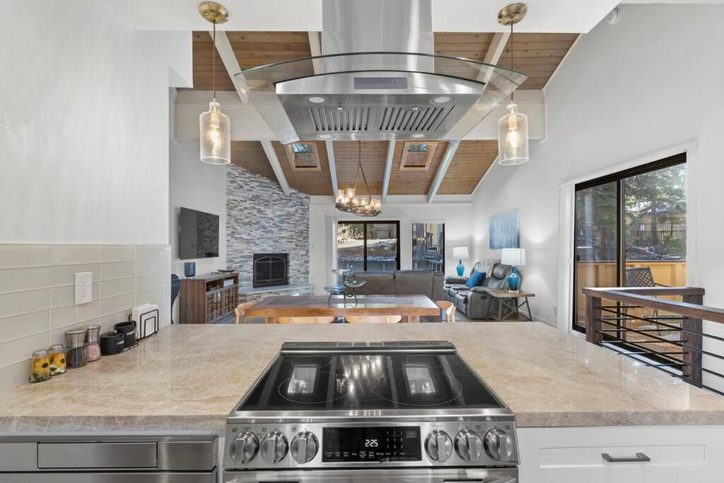 Kuchyň nebo kuchyňský kout v ubytování Fun & Air Conditioned Lake Tahoe 3 BR/2.5 BA Home