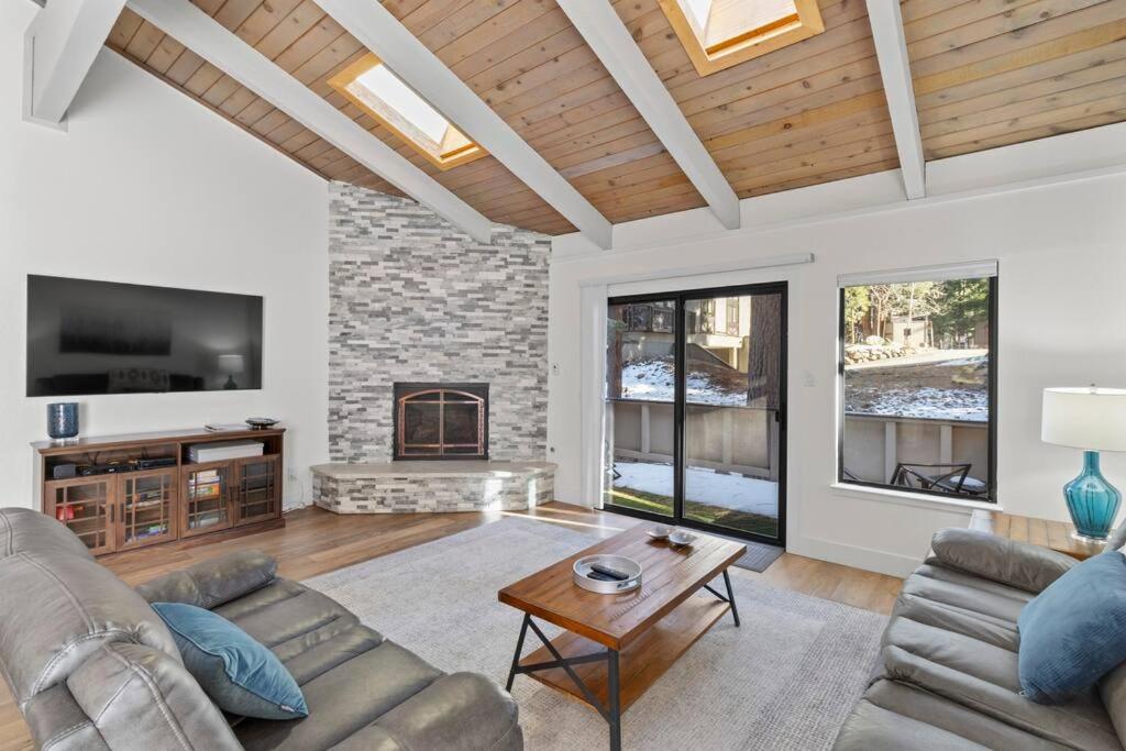TV a/nebo společenská místnost v ubytování Fun & Air Conditioned Lake Tahoe 3 BR/2.5 BA Home