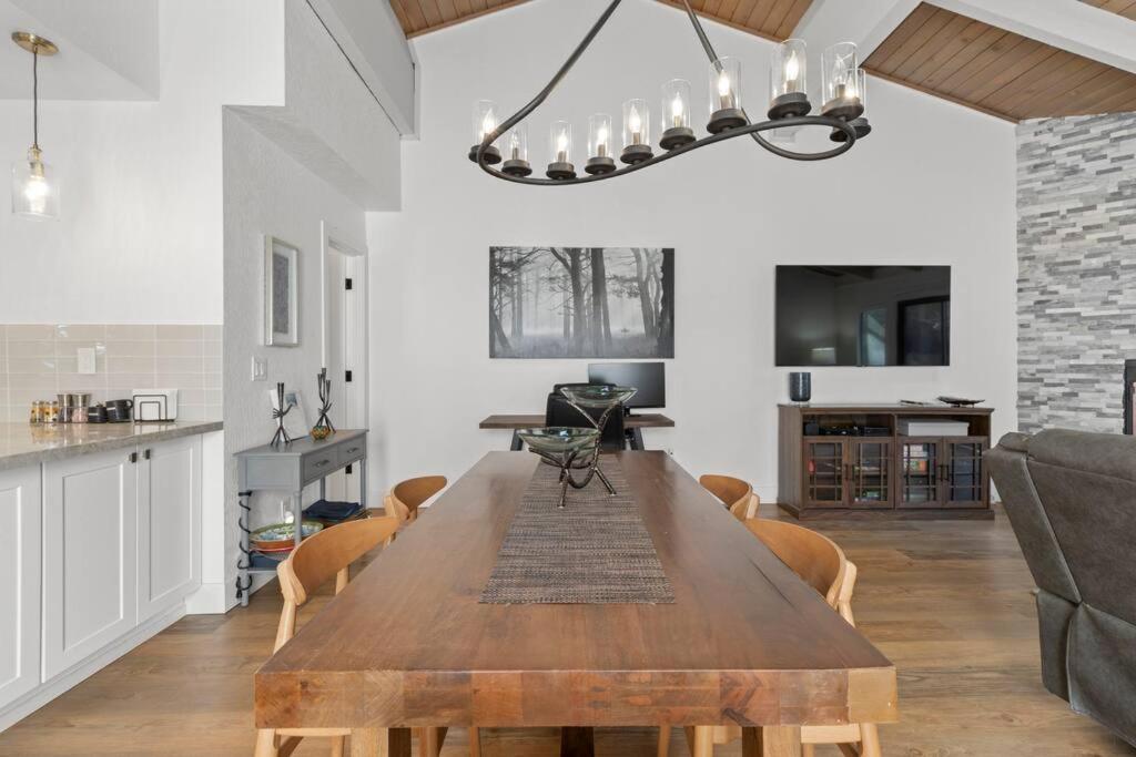 Kuchyň nebo kuchyňský kout v ubytování Fun & Air Conditioned Lake Tahoe 3 BR/2.5 BA Home