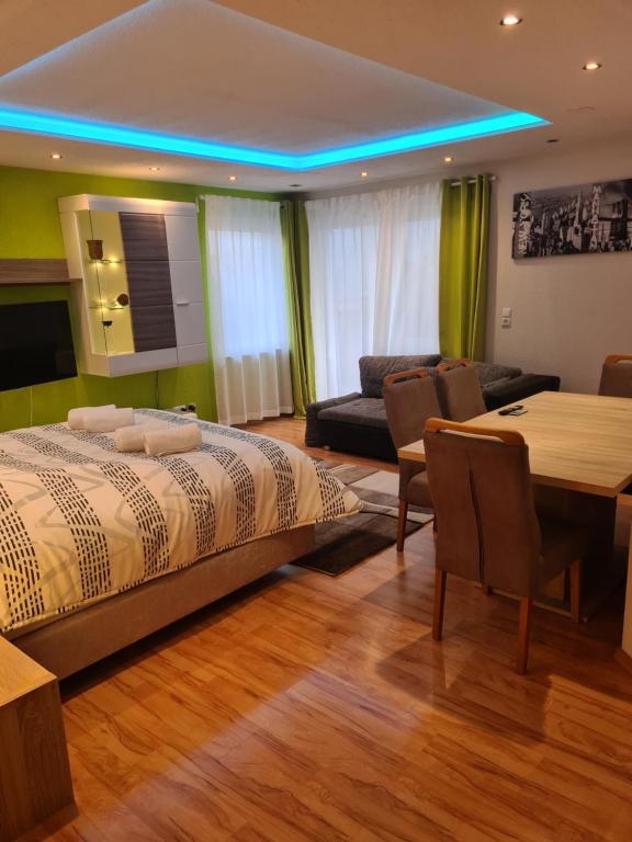 Ένα ή περισσότερα κρεβάτια σε δωμάτιο στο WellandHome- Deluxe Apartment Schechingen