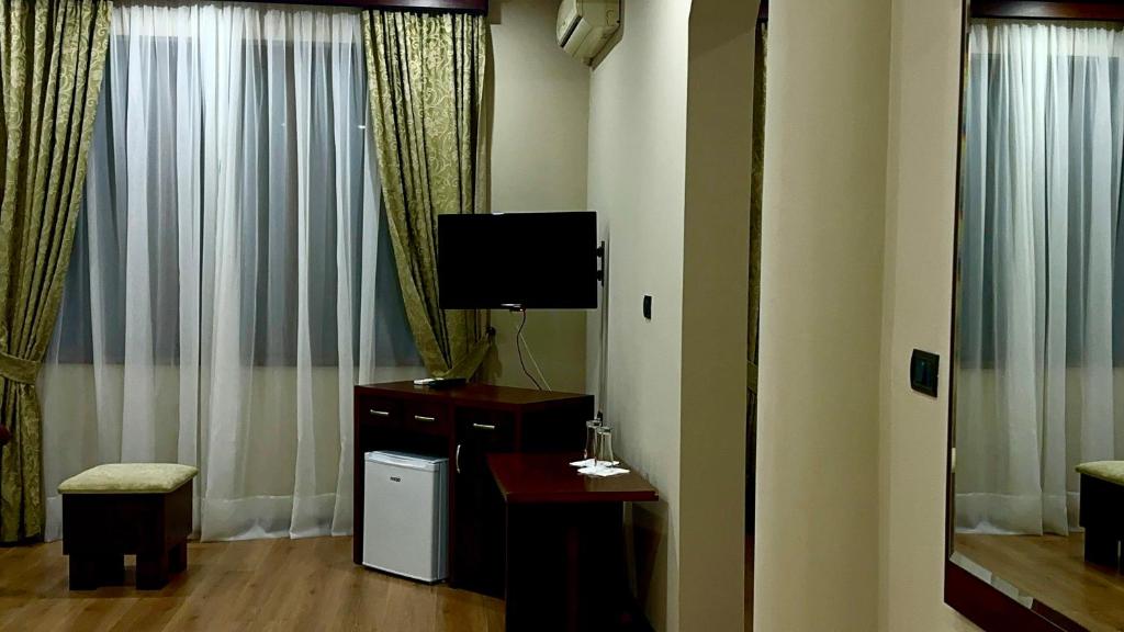TV a/nebo společenská místnost v ubytování Rritja e Koranit