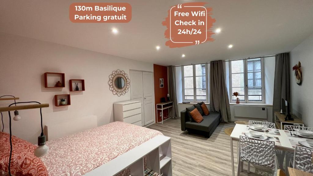 een slaapkamer met een bed en een woonkamer bij L'Orangeraie in Brioude