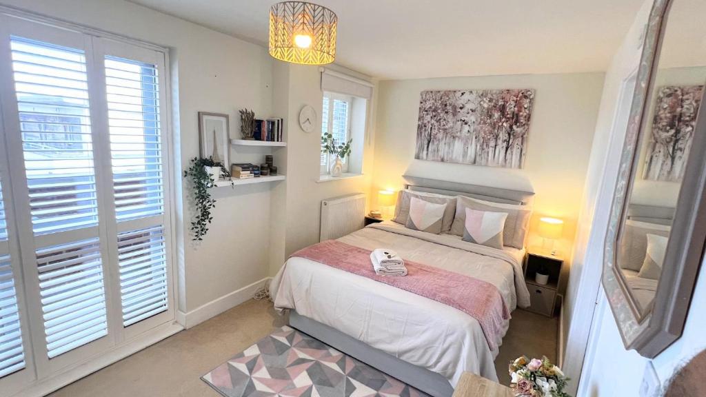 1 dormitorio con cama y ventana grande en Balcony Penthouse Room Basingstoke Hospital 2min drive and walkable, en Basingstoke