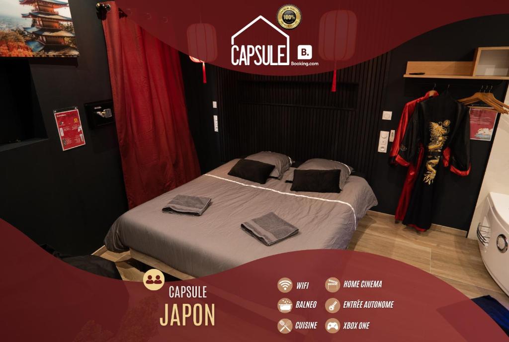 ein Schlafzimmer mit einem Bett in einem Zimmer mit einem Schild in der Unterkunft Capsule Japon - Jacuzzi - Netflix & Ecran Cinéma - Xbox in Saint-Léger