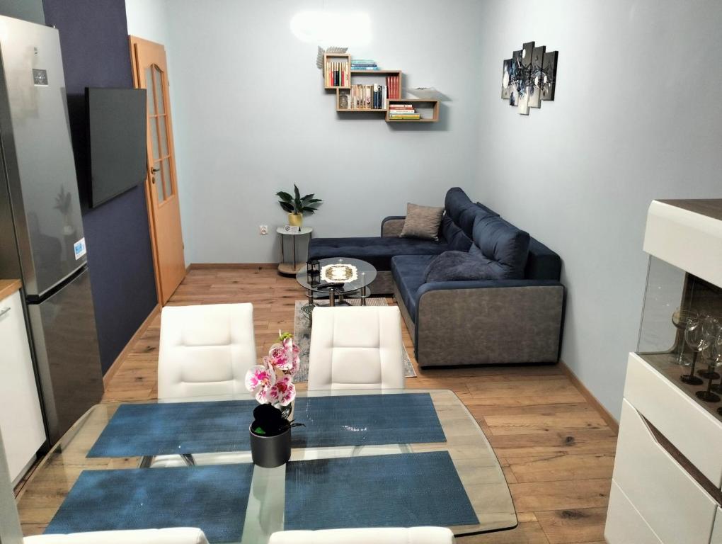 ein Wohnzimmer mit einem Sofa und einem Tisch in der Unterkunft Apartament u Bączków in Gdynia