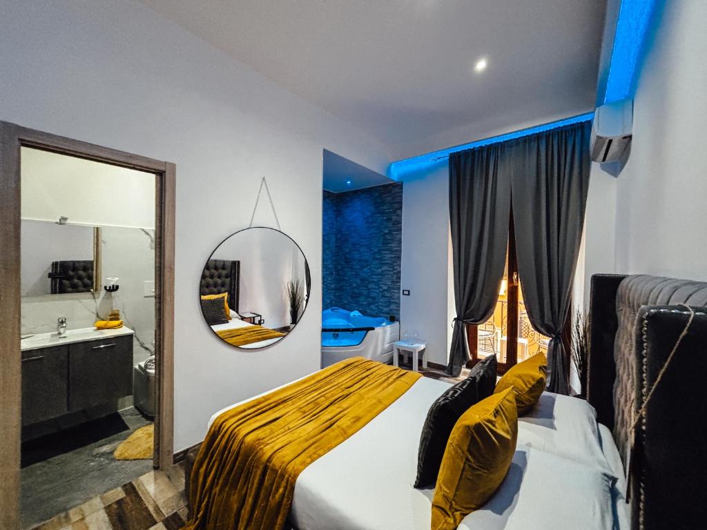 una camera con un grande letto e uno specchio di Matriosca Suites a Roma