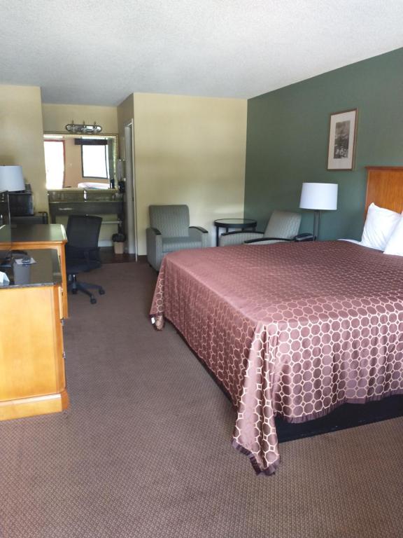 Habitación de hotel con cama y escritorio en Apalachicola Bay Inn, en Apalachicola