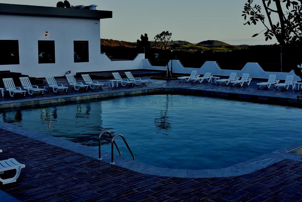 Bazén v ubytování L'escale Hôtel & Spa By 7AV HOTELS nebo v jeho okolí