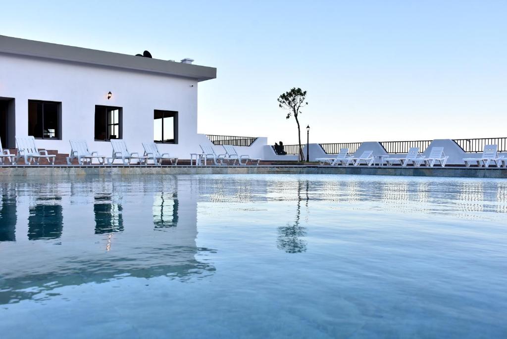 Bazén v ubytování L'escale Hôtel & Spa By 7AV HOTELS nebo v jeho okolí