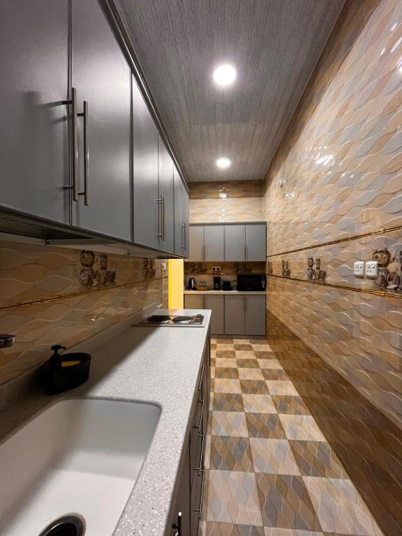 a kitchen with a sink and a counter top at شقق الروشن الجوفي in Al Fayşalīyah