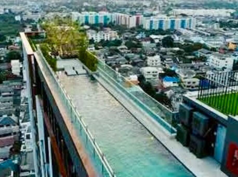 vista de uma cidade a partir do topo de um edifício em The Homey, 3 min walk to Sky train direct to CBD em Bangkok