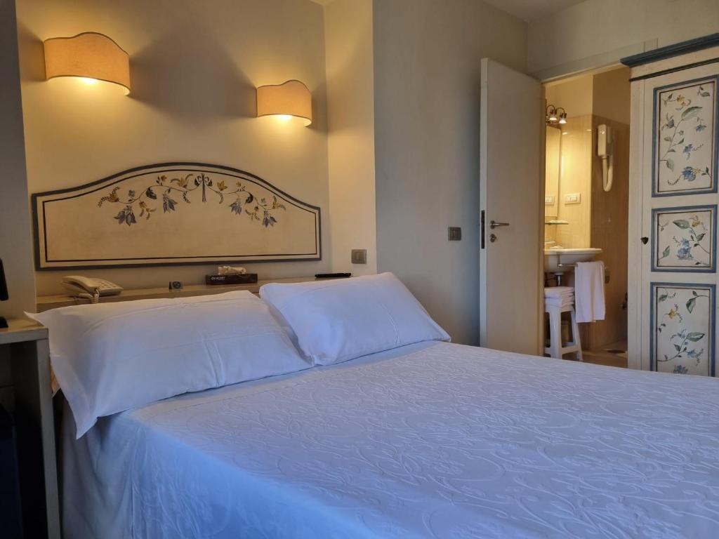 A bed or beds in a room at Hotel Virgilio