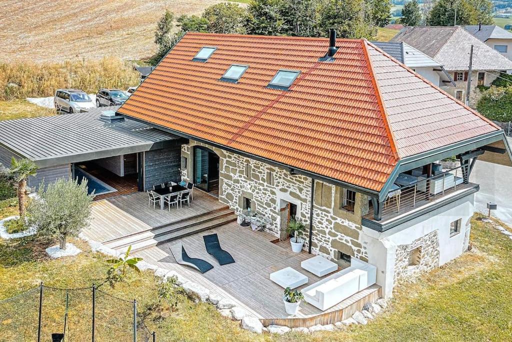 una vista aérea de una casa con techo naranja en Moderne corps de ferme - Piscine, en Grésy-sur-Aix