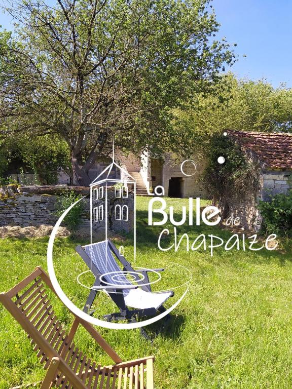 un panneau pour une maison avec un bateau dans une cour dans l'établissement la bulle de Chapaize, à Chapaize