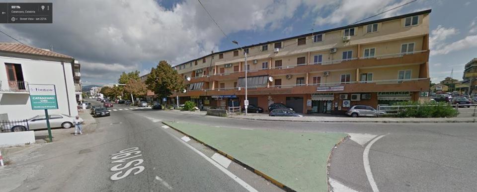 Une rue vide avec un bâtiment au coin dans l'établissement Cassiodoro Rooms Affittacamere, à Catanzaro