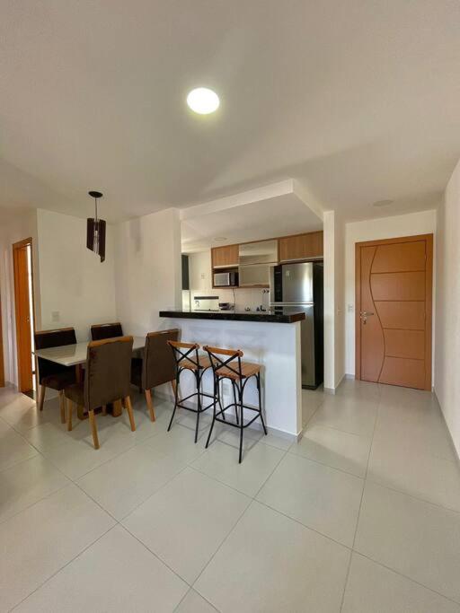 uma cozinha e sala de jantar com mesa e cadeiras em Apartamento em Praia Grande em Arraial do Cabo