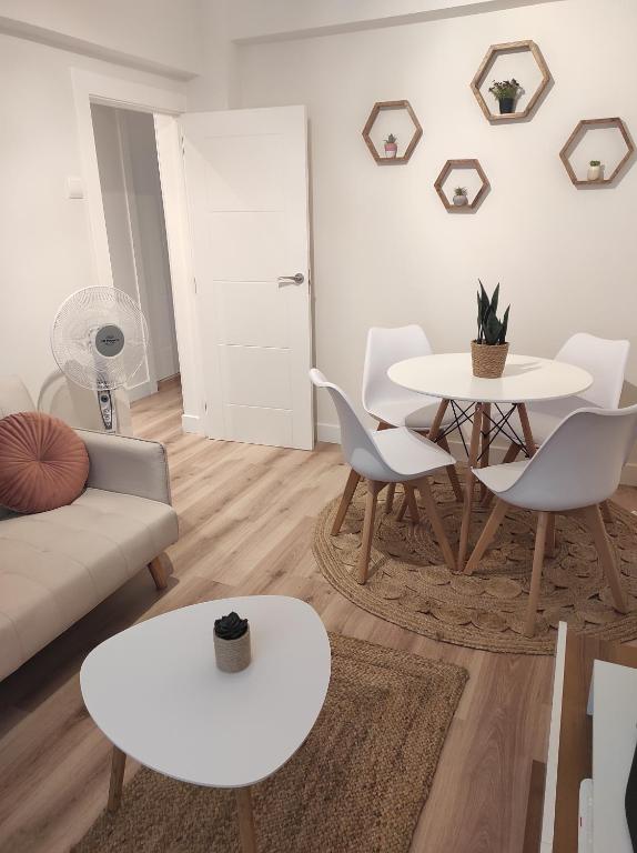 - un salon avec une table et des chaises dans l'établissement Apartamento Casa Ryo, à Santander