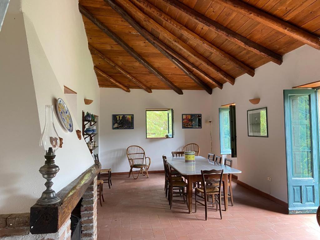 uma sala de jantar com mesa e cadeiras em Casa Tamurrà em Galati Mamertino
