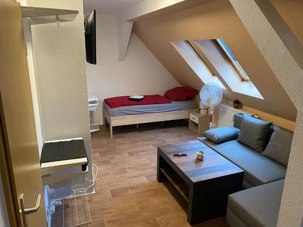 sala de estar con sofá y cama en FeWo WIEKO Plauen Leibnizstr. H3, DG links, en Plauen