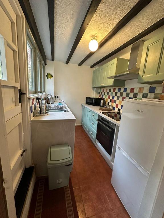 Kuchyň nebo kuchyňský kout v ubytování Nutshell Cottage