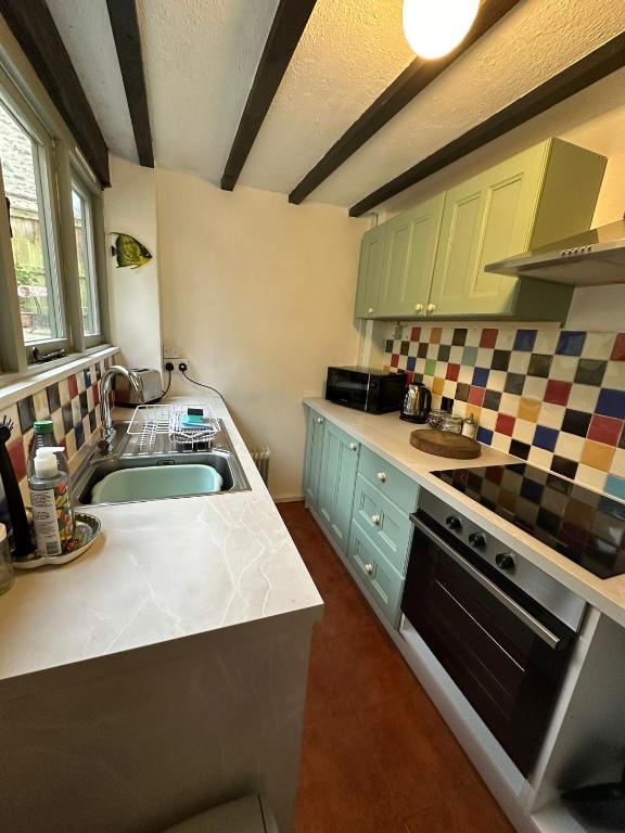 Kuchyň nebo kuchyňský kout v ubytování Nutshell Cottage