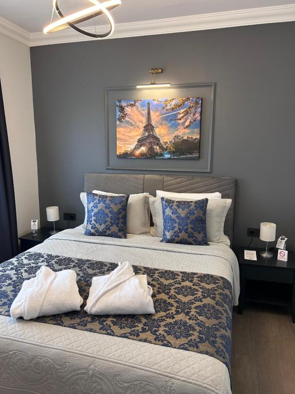 A bed or beds in a room at 12 rooms hotel