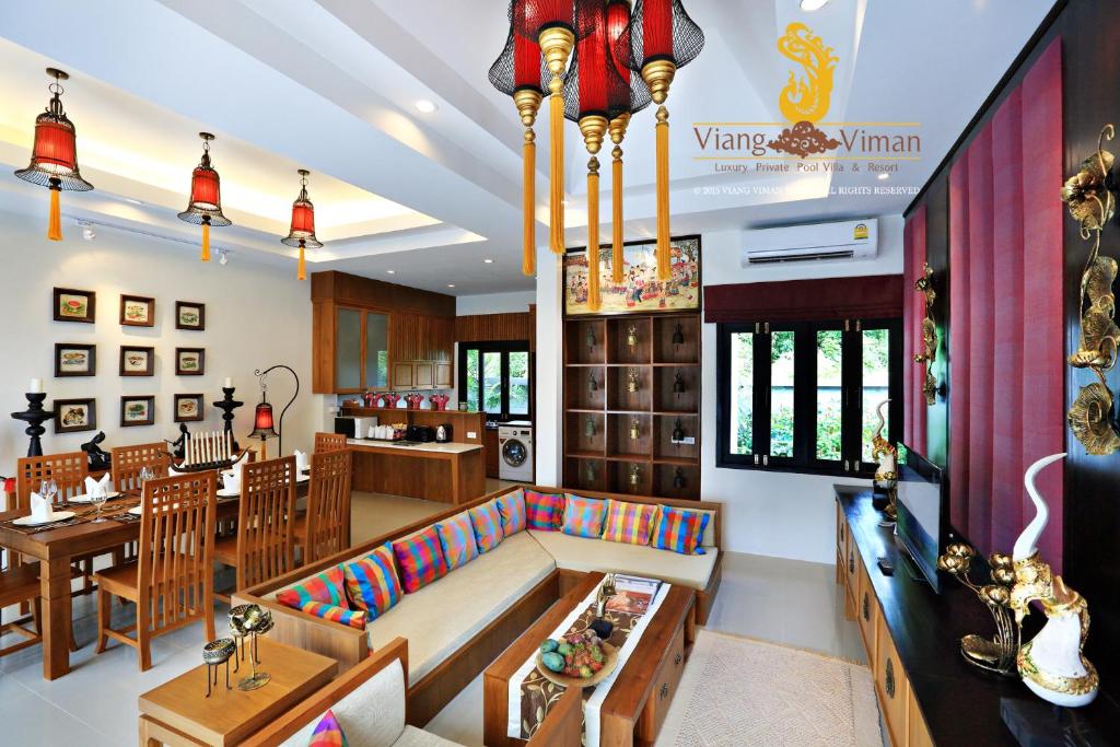 un soggiorno con divano e una sala da pranzo di Viangviman Luxury Resort, Krabi ad Aonang Beach