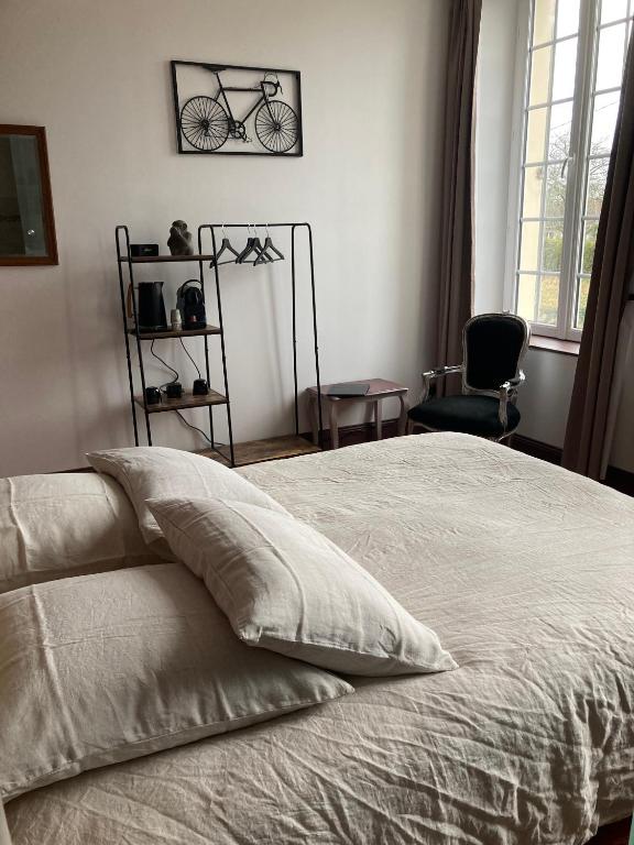 Postel nebo postele na pokoji v ubytování La Villa Mirabelle 2min d'Arromanches-les-Bains