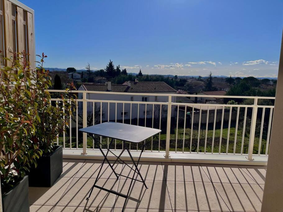 einen weißen Stuhl auf einem Balkon mit Aussicht in der Unterkunft Appartement avec Terrasse in Cléon-dʼAndran