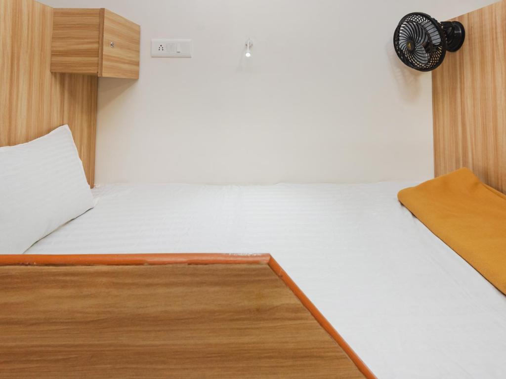 Postel nebo postele na pokoji v ubytování Sahara Dormitory Stay-near NESCO Bombay Exhibition Centre