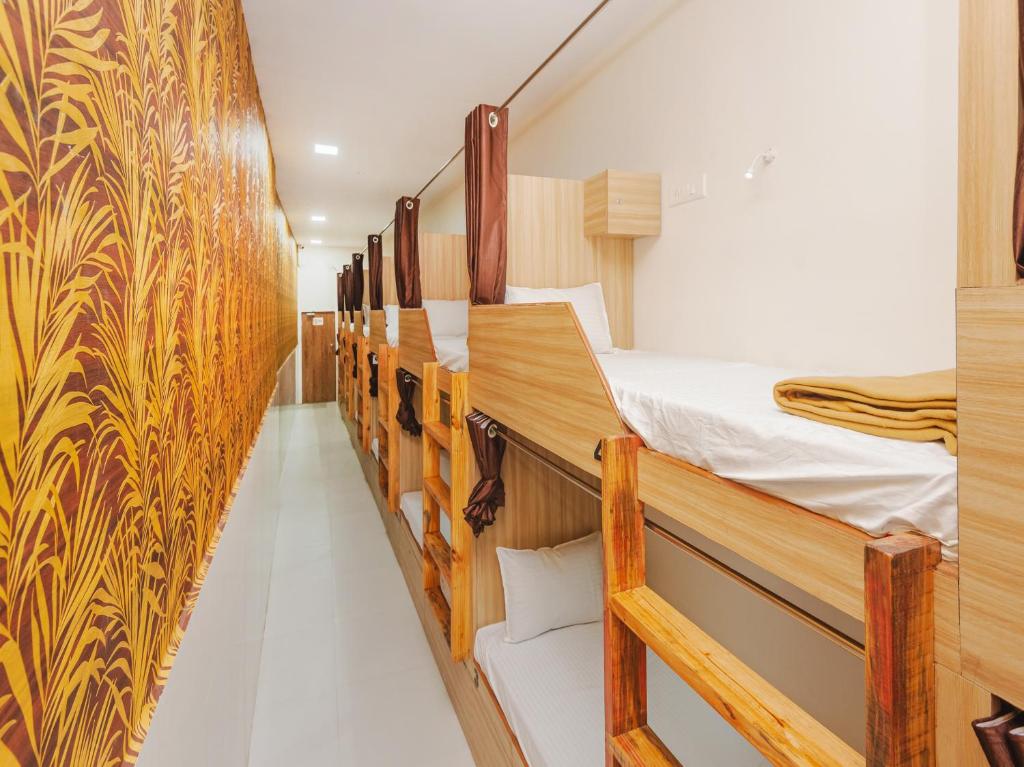 - une rangée de lits superposés dans un dortoir dans l'établissement Sahara Dormitory, à Mumbai