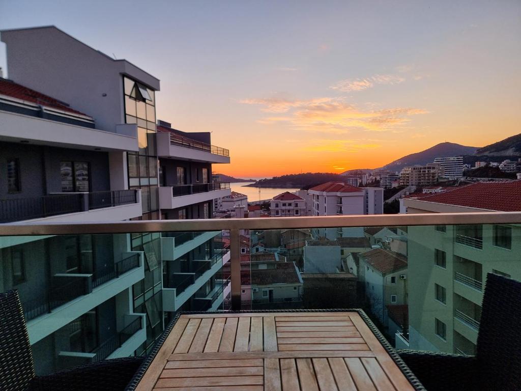 uma vista para o pôr-do-sol a partir da varanda de um edifício em Adriatic Apartments em Budva