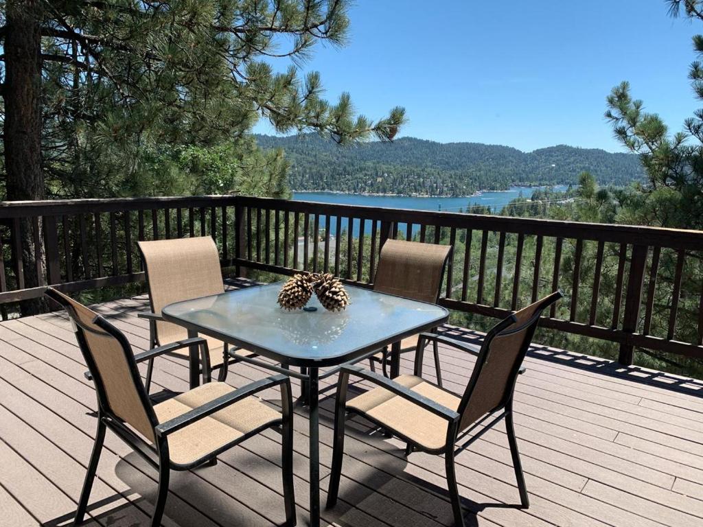 einen Tisch und Stühle auf einer Terrasse mit Aussicht in der Unterkunft Outrageous Lake View Villa pets ok in Lake Arrowhead